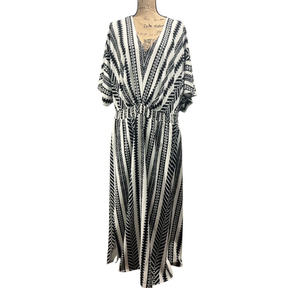 BloomChic EC NWOT Black and White Resort Maxi Dress with V-Neck. Size 22/24